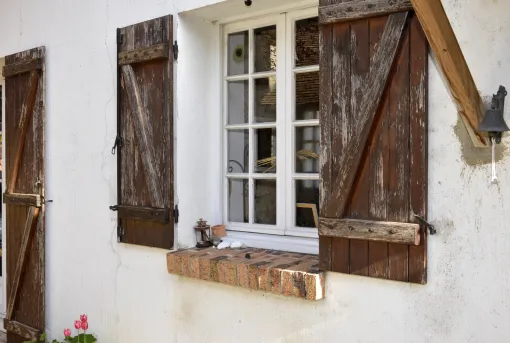 Nous remplaçons rapidement vos vieux volets et menuiseries en Corse du Sud, Ajaccio, Menuiserie Valenti Frères